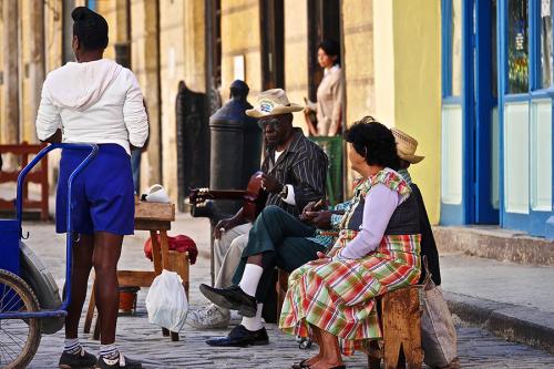 Cubains dans la rue à La Havane 