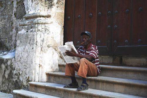 Vieux cubain fumant un cigare