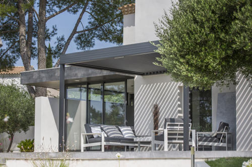 Pergola aluminium bioclimatique avec éclairage par rampes à LED